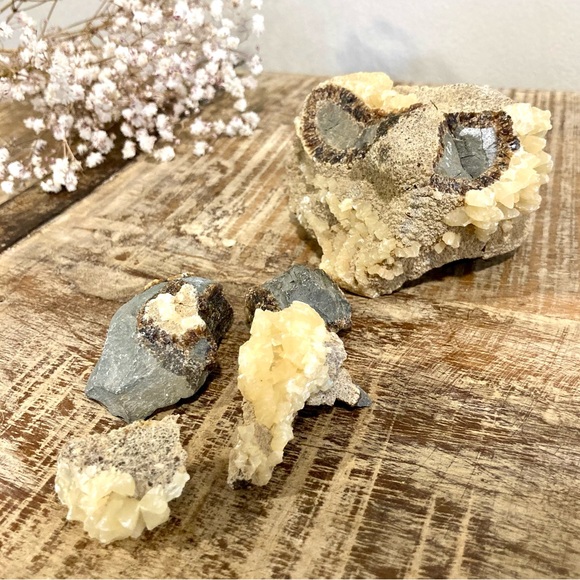 5 Pieces Rock with Crystals on Outside - Picture 1 of 12